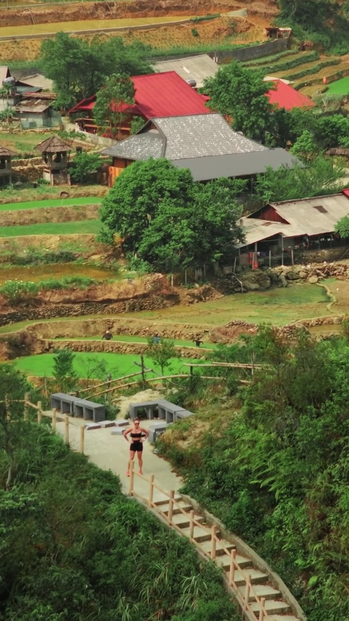Pemandangan Udara Wanita Mendaki Tangga Gunung di Lanskap Sa Pa, Vietnam Utara