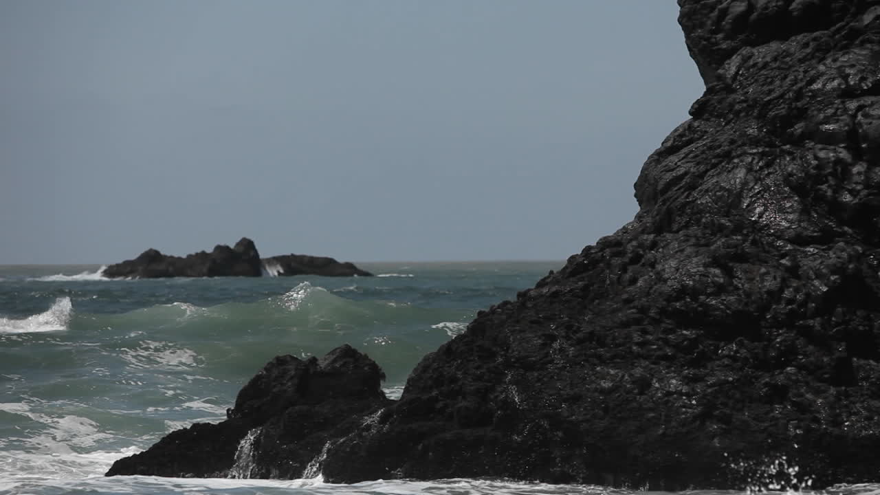 무거운 파도가 바위 해안에 충돌