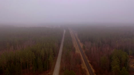 Imágenes-De-Drones-De-Bosque,-Carretera-Y-Ferrocarril-Durante-El-Día-Nublado-En-El-Paisaje-Rural