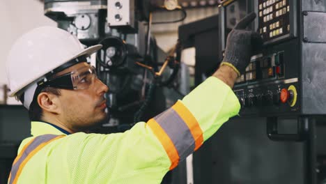 trabajador de fábrica inteligente que utiliza la máquina en el taller de la fábrica