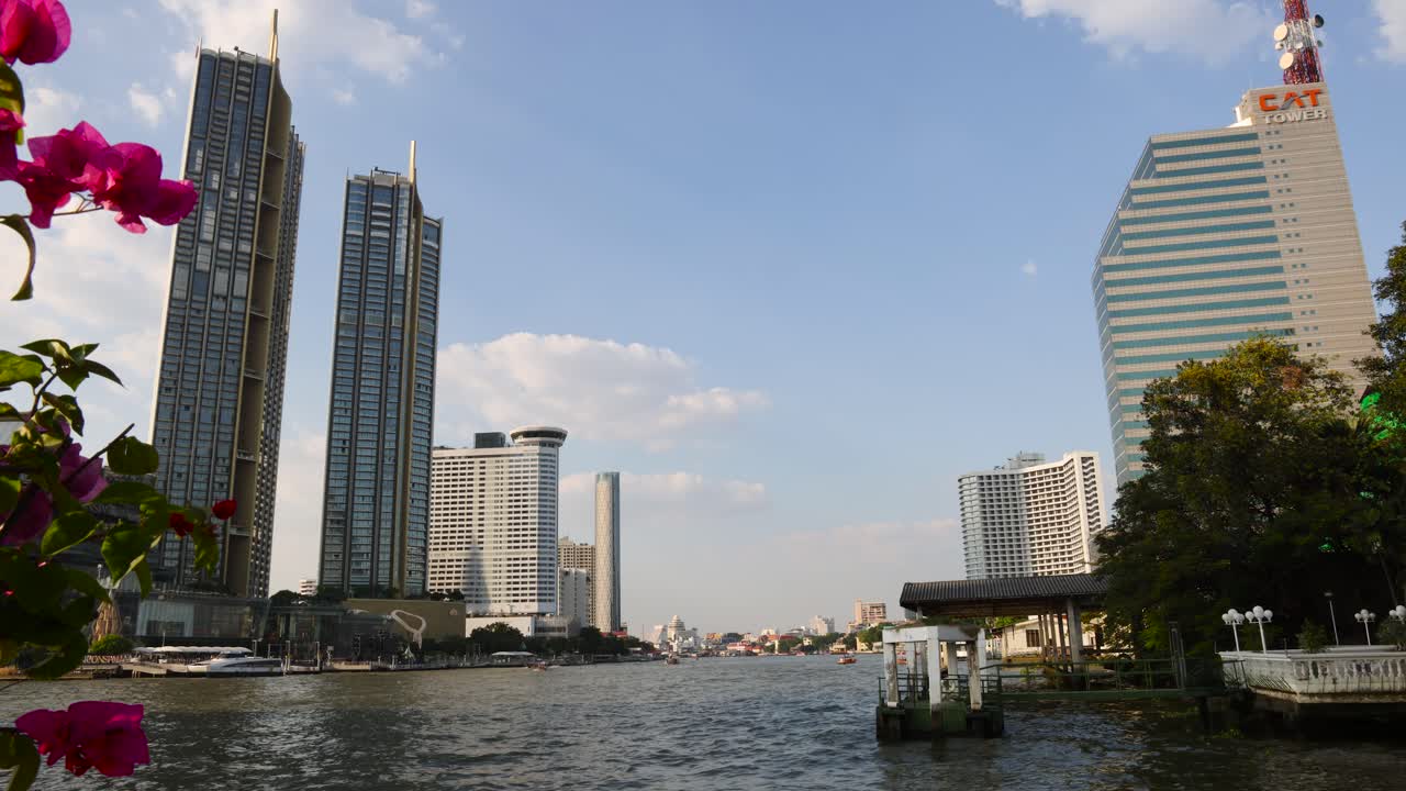 도시 해안가 하늘에 구름의 진행