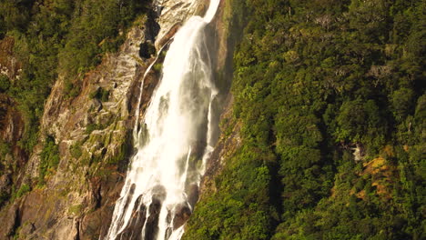 lady bowen cae en milford sound, vista aérea estática
