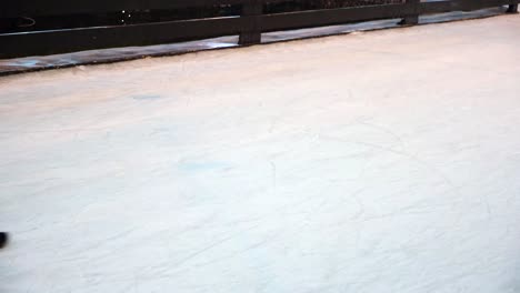 gente patinando sobre hielo por la noche
