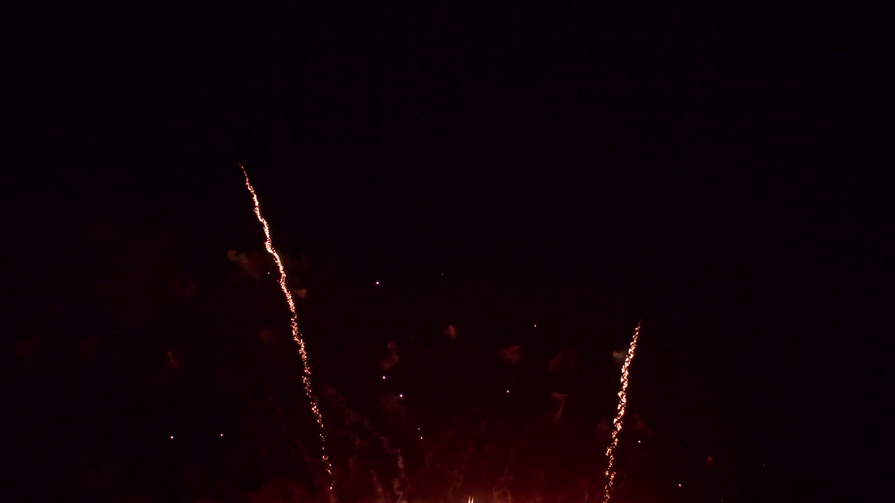 열린 밤하늘에 불꽃놀이 연속