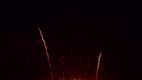 rayo de fuegos artificiales en el cielo nocturno abierto