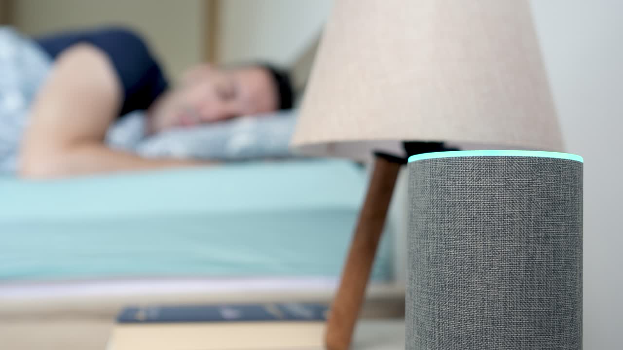asistente doméstico inteligente despertando al hombre dormido temprano en la mañana, estático