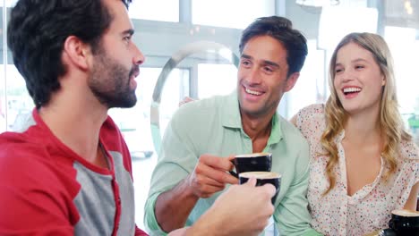 Amigos-Tomando-Café-En-El-Restaurante