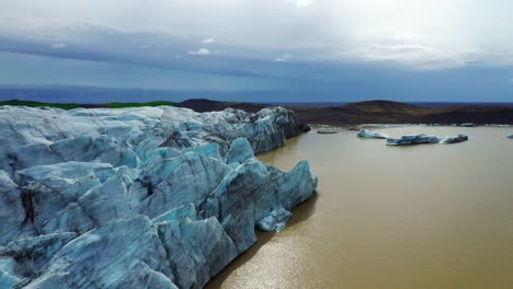 vista del borde de ruptura del majestuoso svínafellsjökull, un glaciar de salida de vatnajökull en el sur de islandia - toma aérea de drones