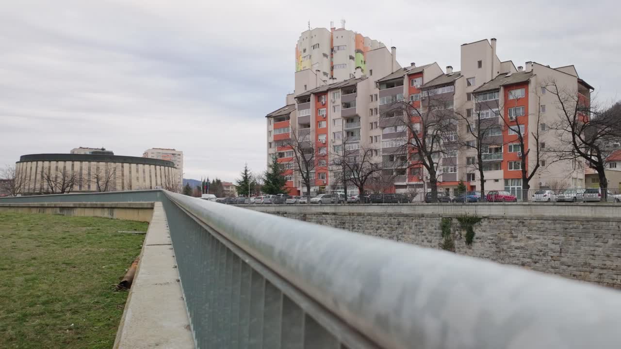 Palazzetto dello sport Gabrovo Orlovets e architettura moderna di città dell'Europa orientale