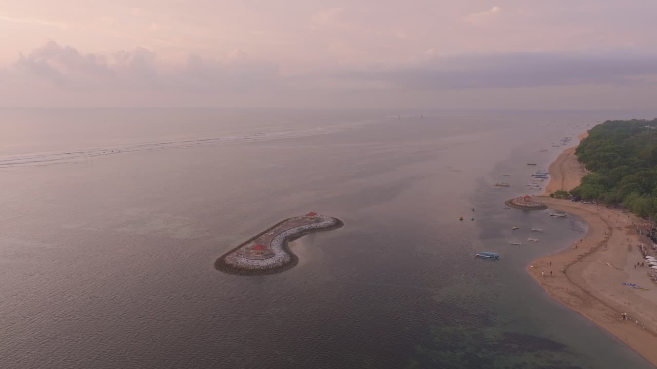 Ripresa con drone di una costa tranquilla che si risveglia all'alba, Sanur, Bali