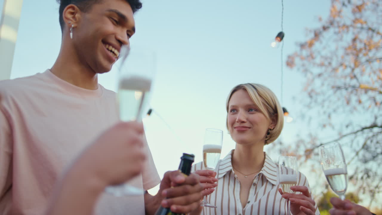 공원 근접에서 생일 축제에서 다양한 친구들이 음료 컵을 고 있습니다.