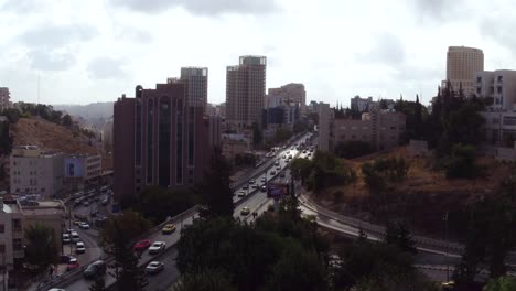 antena ascendente sobre la ciudad de amman jordania