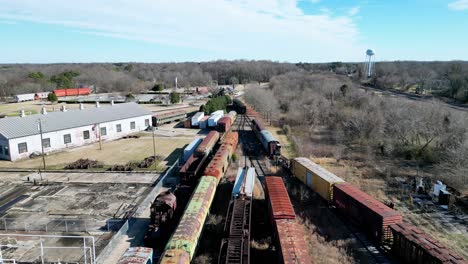 Alte-Rostige-Waggons-Im-North-Carolina-Transportation-Museum-In-Salisbury-NC