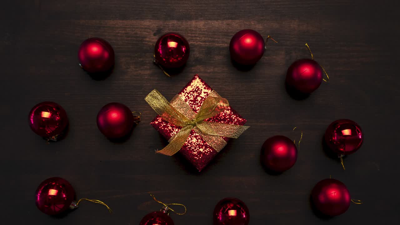 Scatola regalo e palline rosse per albero di Natale, stop motion.