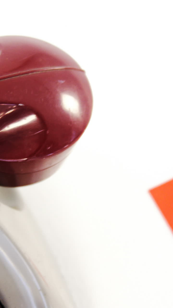 primer plano de un viejo teléfono y un teléfono inteligente