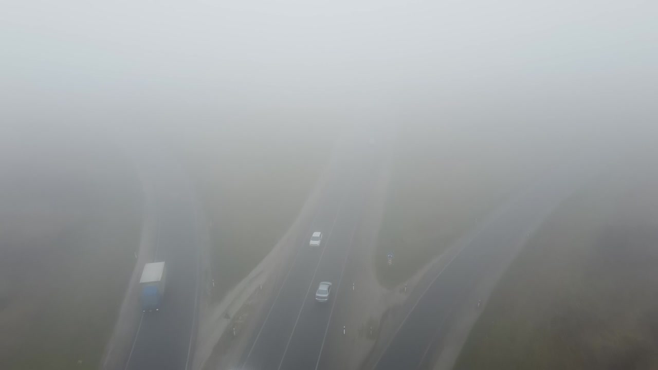 도로에서 강한 안개 항공 드론 뷰