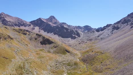 drone aéreo disparó a través de un valle entre los alpes italianos