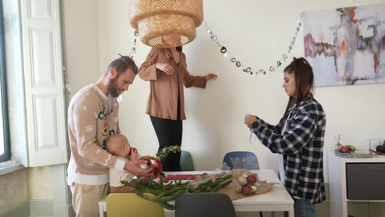 가족 들 이 크리스마스 를 준비 하고 있다
