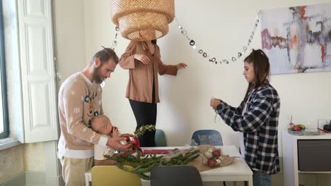 familia preparándose para la navidad