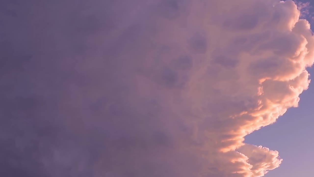 Video drammatico di nuvole imponenti al tramonto, ripreso da una prospettiva dal basso