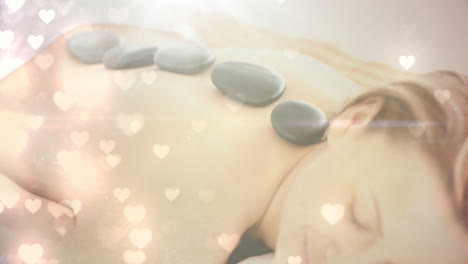 뜨거운 돌 마사지를 받는 여자, 심장 모양의 애니메이션에서 휴식을 취하는 여자