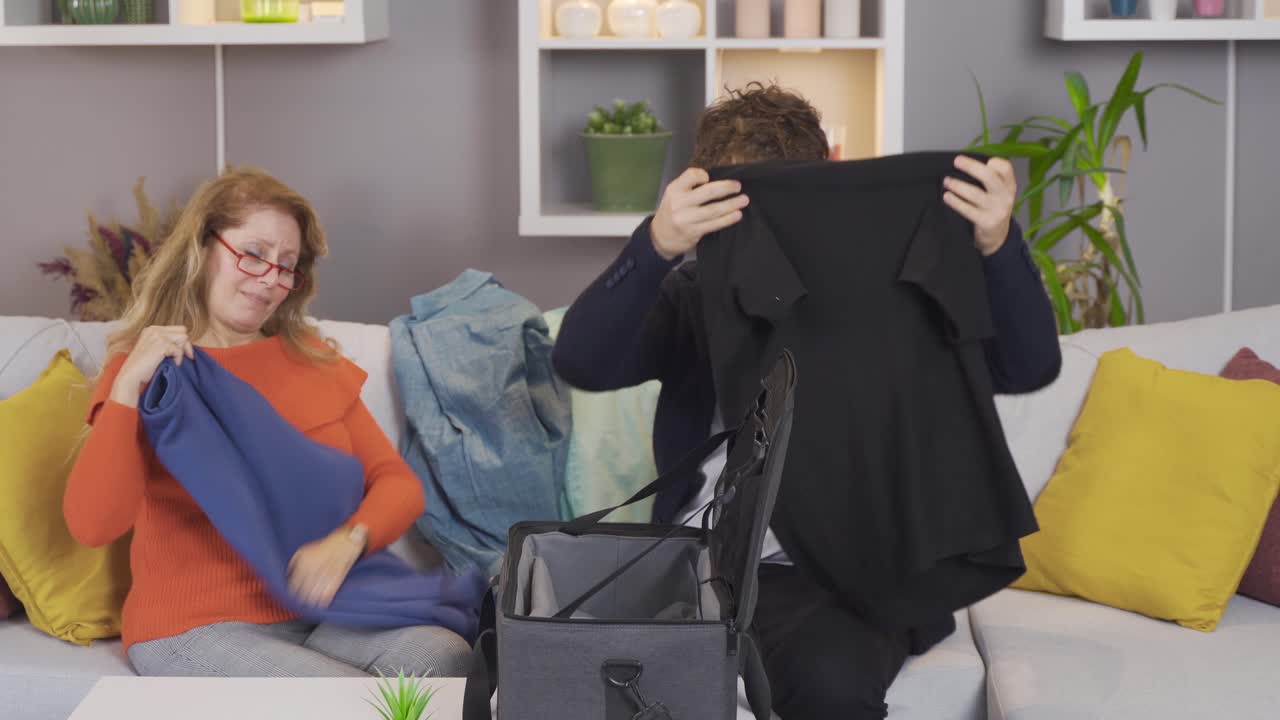 엄마는 울고 아들은 가방을  ⁇ 고 있습니다.