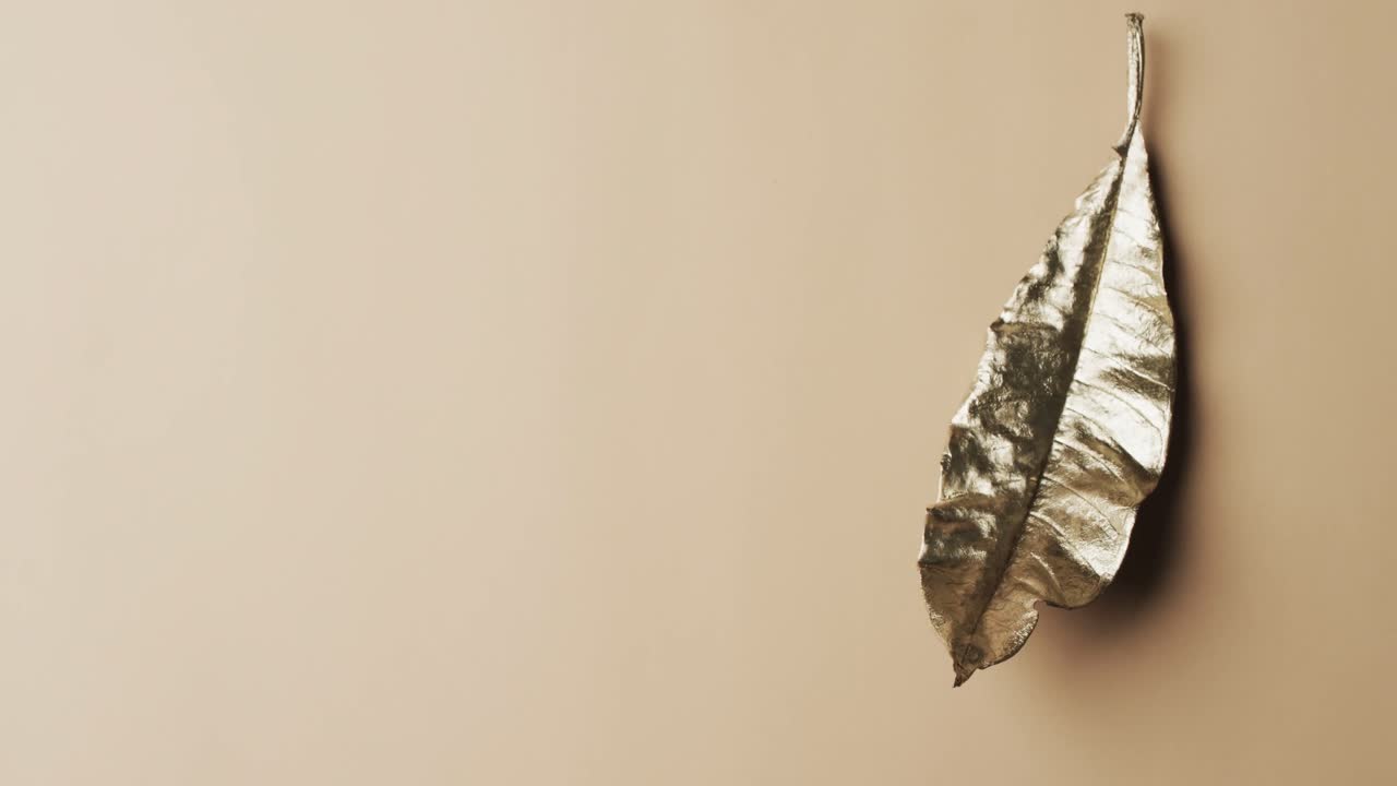 видео хэллоуина осенний металлический лист с копировальным пространством на желтом фоне