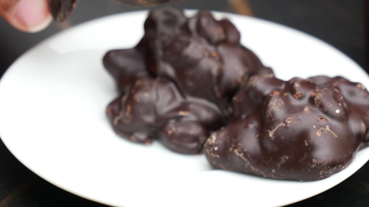 deliciosas nueces cubiertas de chocolate