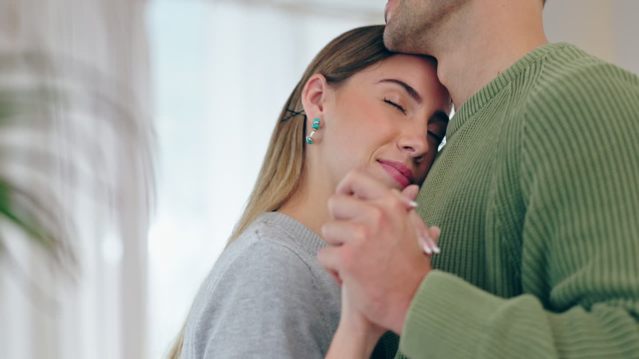 커플, 춤추고 집에서 사랑으로 포옹