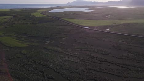 imágenes aéreas del río durante el verano soleado en la península de snaefellsness, islandia