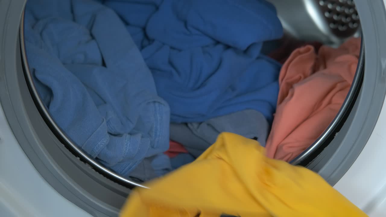 세탁기 안에 있는 다채로운 세탁물.