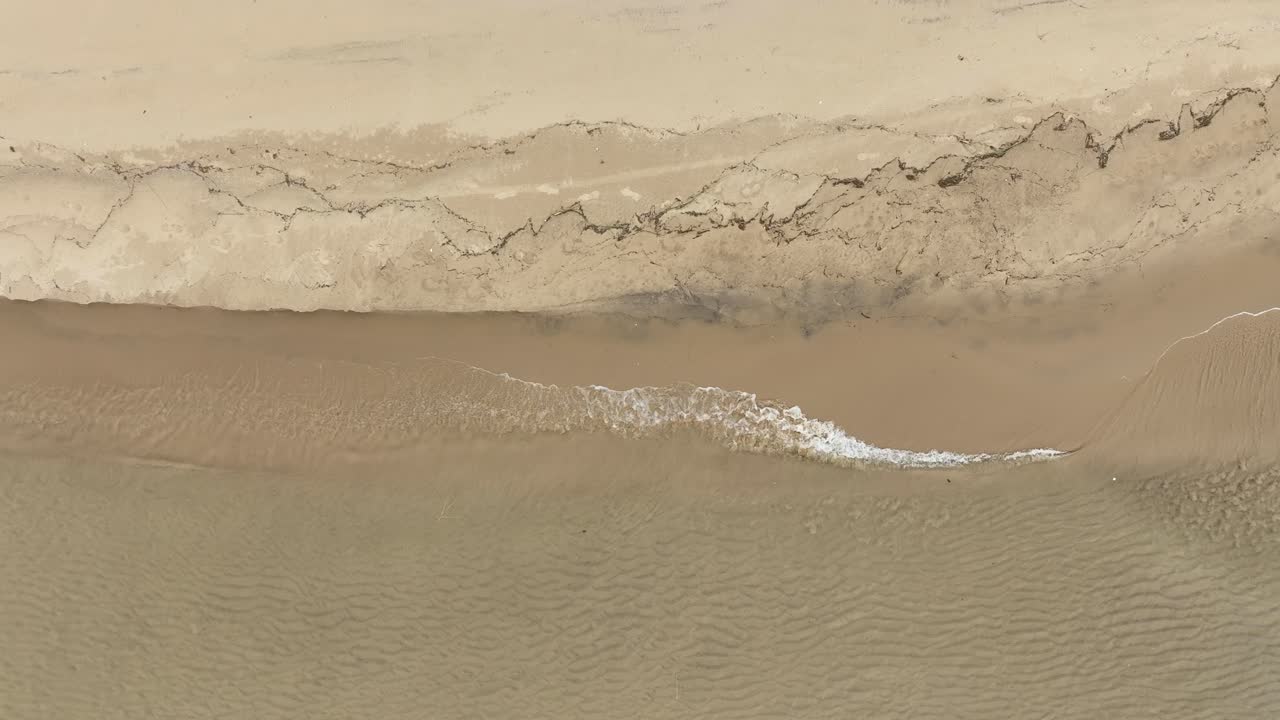 해변을 따라 느린 파도의 파동