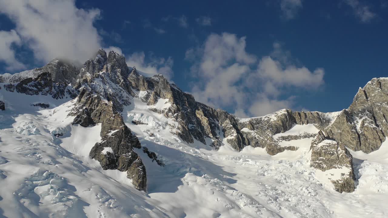 disparo de dron de 4k volando hacia una montaña masiva con nubes saliendo de la cumbre