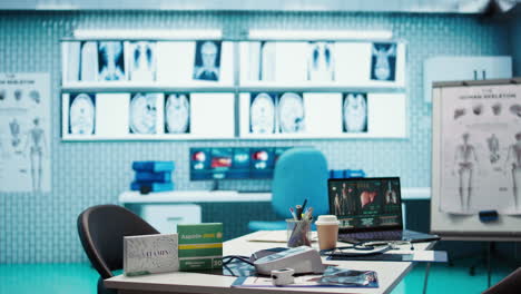 oficina médica profesional con herramientas de diagnóstico y una pantalla de computadora