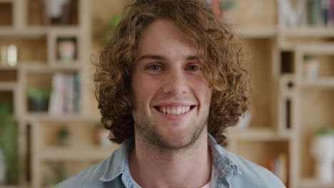 joven hombre caucásico sonriente retrato feliz disfrutando del éxito satisfacción mirando a la cámara alegre estudiante amigable cámara lenta