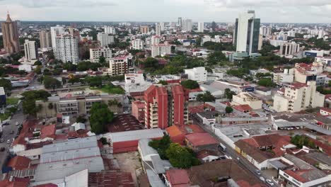 sobrevuelo: vista del horizonte desde el techo de la ciudad de santa cruz en el centro de bolivia