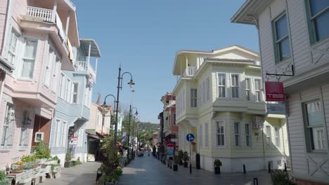 charmante straße mit bunten holzgebäuden in der türkei