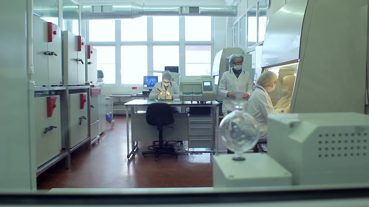 실험실 직원. 화학 실험실에서 일하는 과학자. 연구