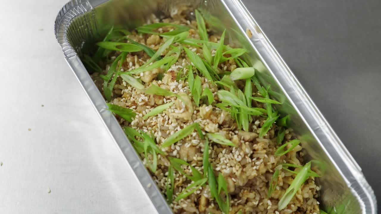 초록 양파 로 장식 된 그 에 담긴  과 고기 의 요리