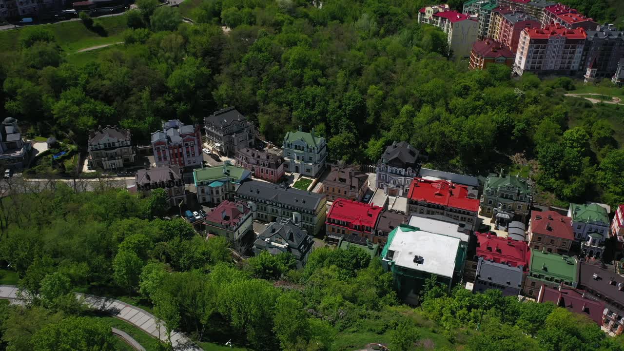 울창 한 초록색 을 가진 주거 지역 의 공중 풍경