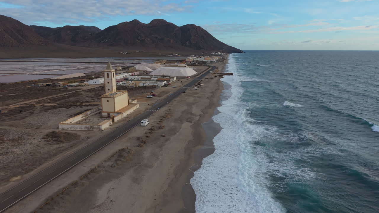 Toma aérea de la emblemática iglesia de Las Salinas junto al mar Mediterráneo en Cabo de Gata, España