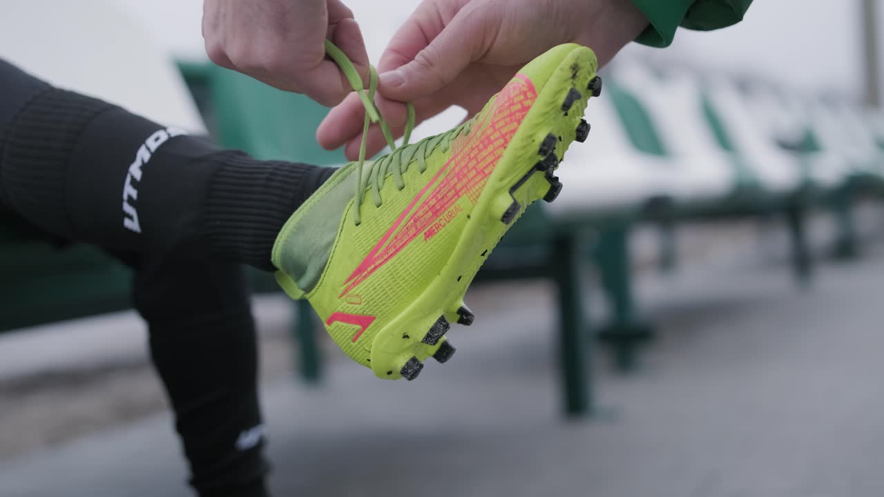 어린이 축구팀은 코치의 지도하에 경기장에서 훈련합니다. 스포츠 유니폼을 입은 아이들은 공 연습을 하고, 기법을 개선하고, 그린 필드에서 팀워크를 개발합니다.