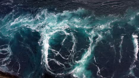 las olas de agua del río y el mar se encuentran durante la marea alta y la marea baja.