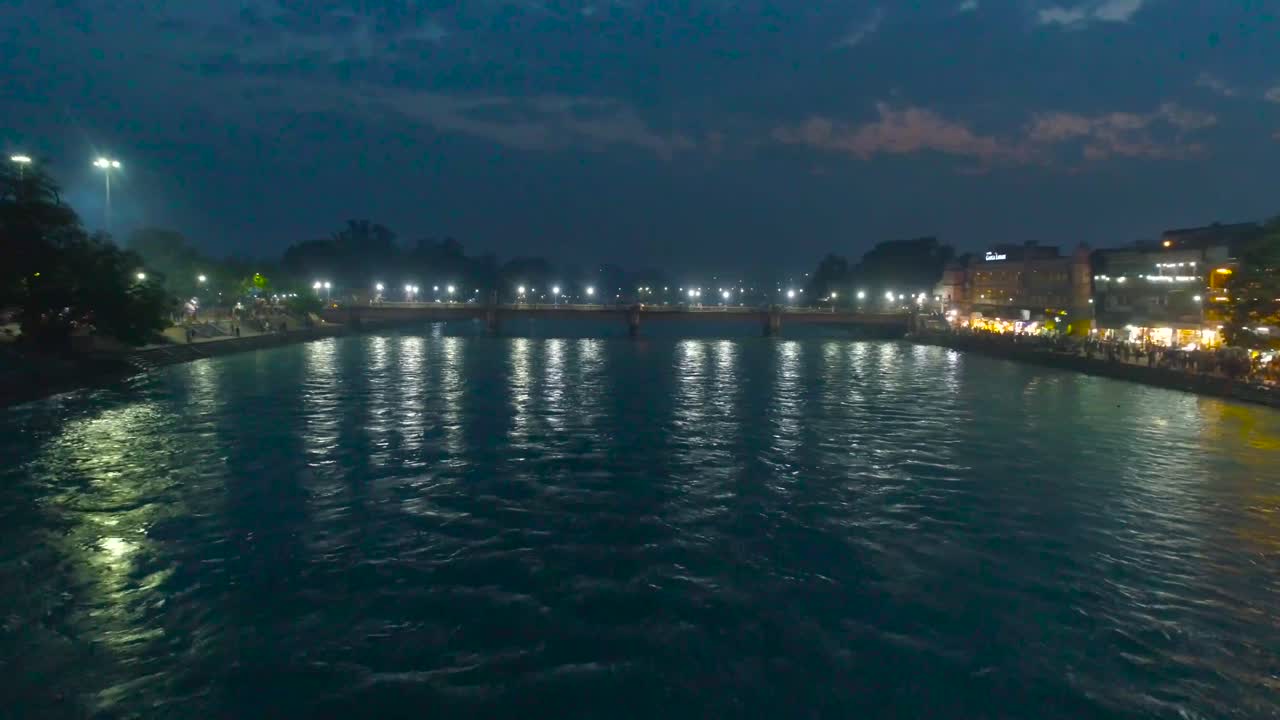 hermosa vista nocturna de haridwar, uttarakhand india