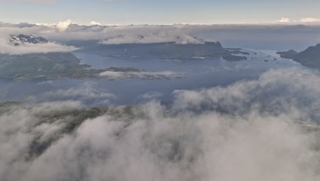 Djevelporten-Noruega-Aérea-V4-Vista-Panorámica-Panorámica-De-Gran-Altitud-Que-Captura-El-Hermoso-Paisaje-De-Lofoten-Cubierto-De-Una-Gruesa-Capa-De-Nubes-Blancas-Esponjosas-En-El-Cielo---Filmado-Con-Cine-Mavic-3---Junio-De-2022