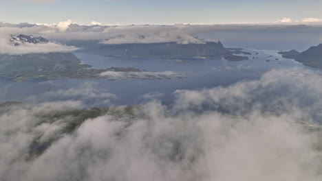 djevelporten noruega aérea v4 vista panorámica panorámica de gran altitud que captura el hermoso paisaje de lofoten cubierto de una gruesa capa de nubes blancas esponjosas en el cielo - filmado con cine mavic 3 - junio de 2022