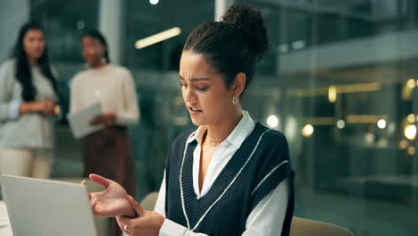 woman experiencing wrist pain at the office