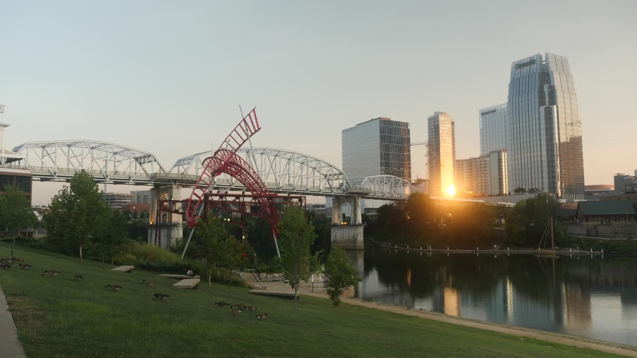 Horizonte de Nashville junto ao Rio Cumberland ao pôr do sol