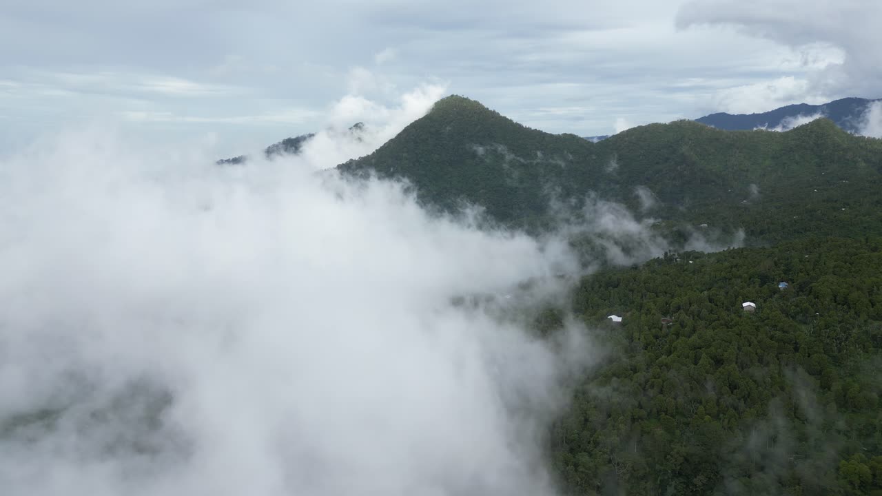 북부 발리의 언덕 위에서 거대한 구름이 구름이 가득한 오후에 굴러오고 있습니다.