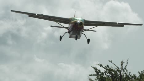 vista en bajo ángulo de una aeronave privada que pasa de cerca